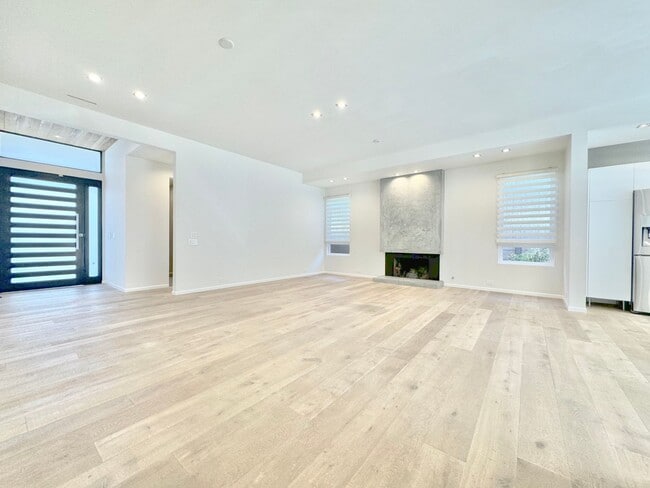 Building Photo - Beautiful Zen inspired modern 3 Bed + 3 Bath House + Garage + Private Yard