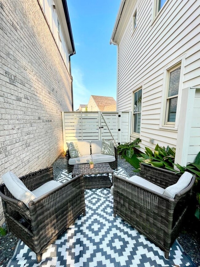 Building Photo - 3bed/3.5Bath LakeFront Home in Trilith