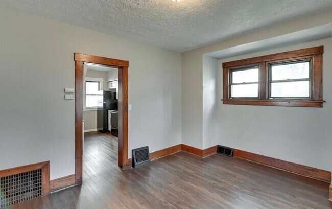 Building Photo - Beautiful & Spacious 3 Bedroom, 2 Bathroom Home in South Omaha – 1,872 Sq Ft