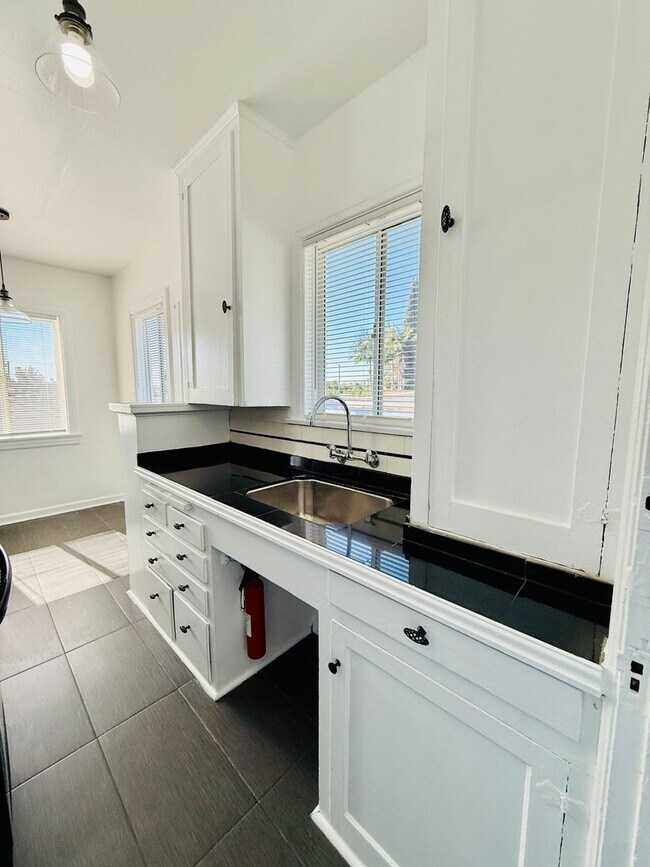 Building Photo - 1801 W 39th St