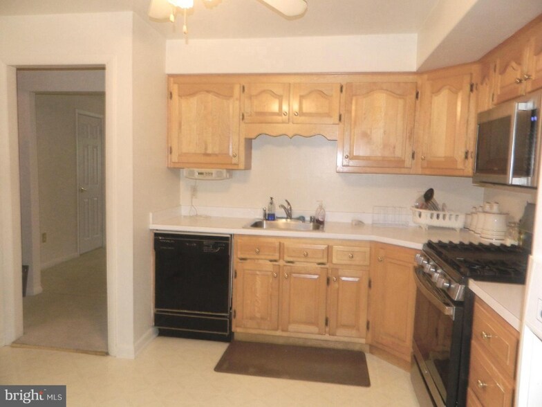 Building Photo - 17 Theo Ln