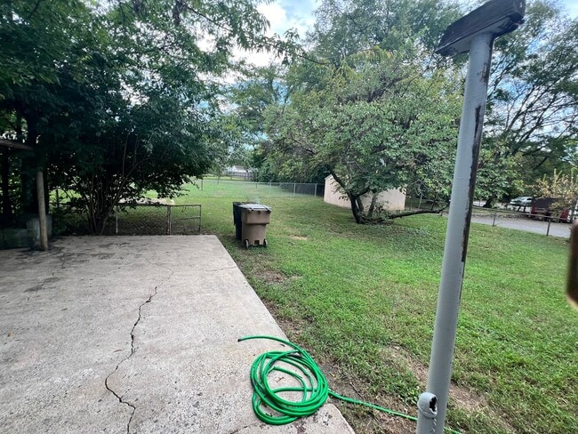 Building Photo - Cozy 2 Bedroom/ 1 Bath Cottage in West Nas...