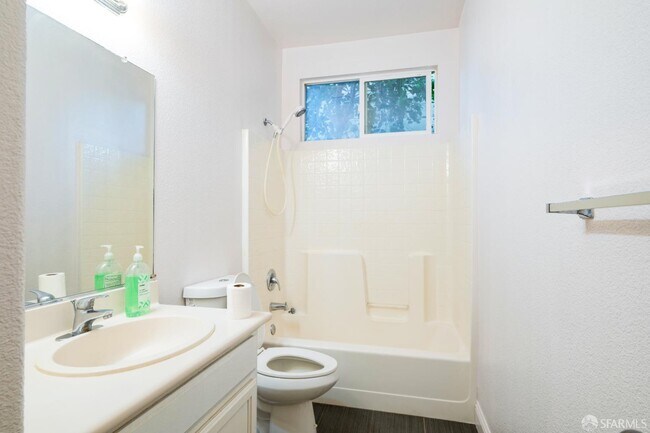 Building Photo - 5476 Summerfield Dr