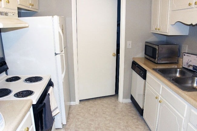 Building Photo - Fully Furnished 2-Bedroom Condo with Utili...