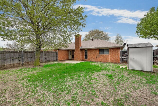 Building Photo - **COMING SOON** BEAUTIFUL CORNER LOT! Love...