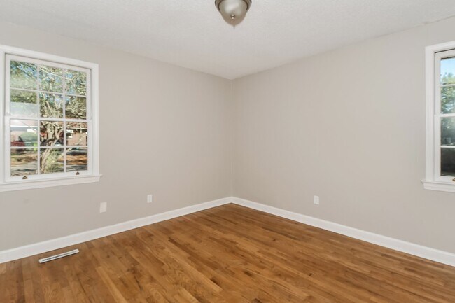 Building Photo - 1827 Beckley Dr