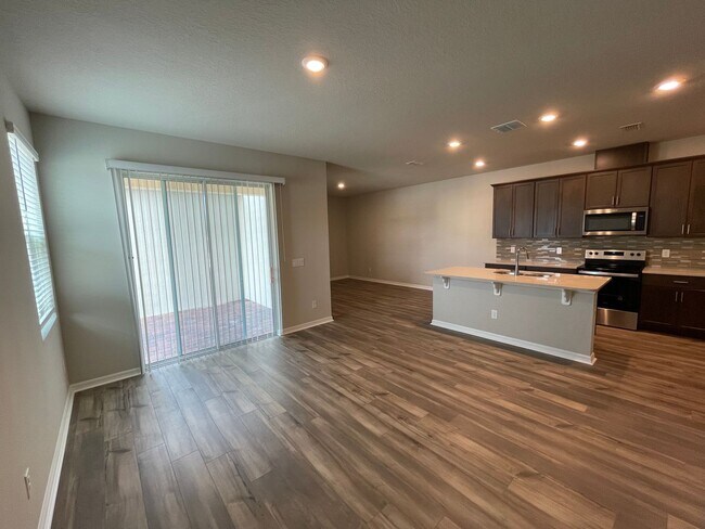 Building Photo - Spacious 3 Bedroom, 2.5 Bath Townhome in L...