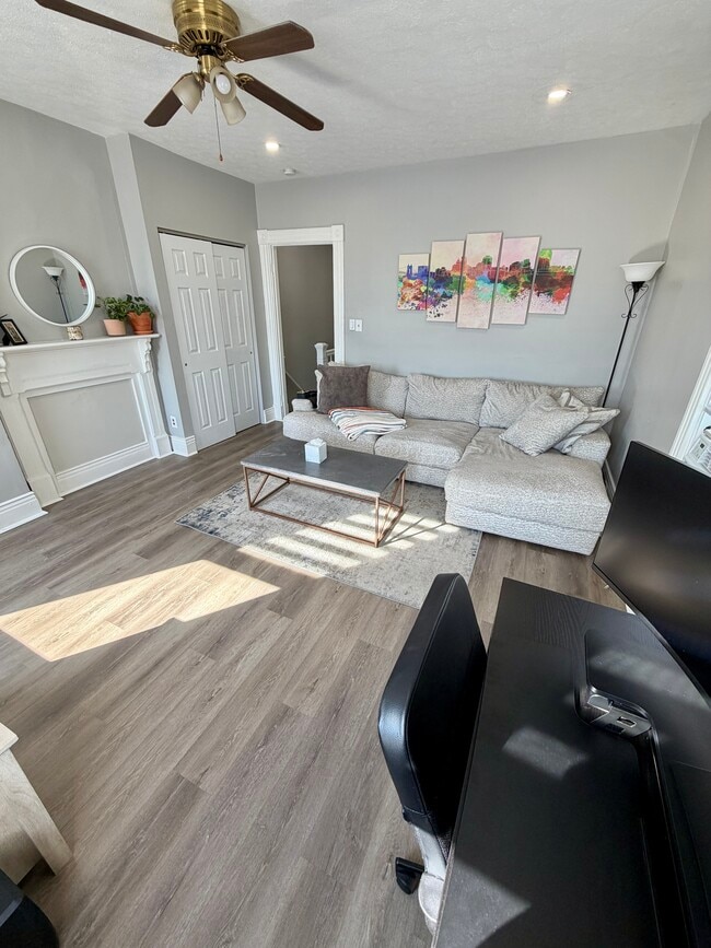 Building Photo - Eastern