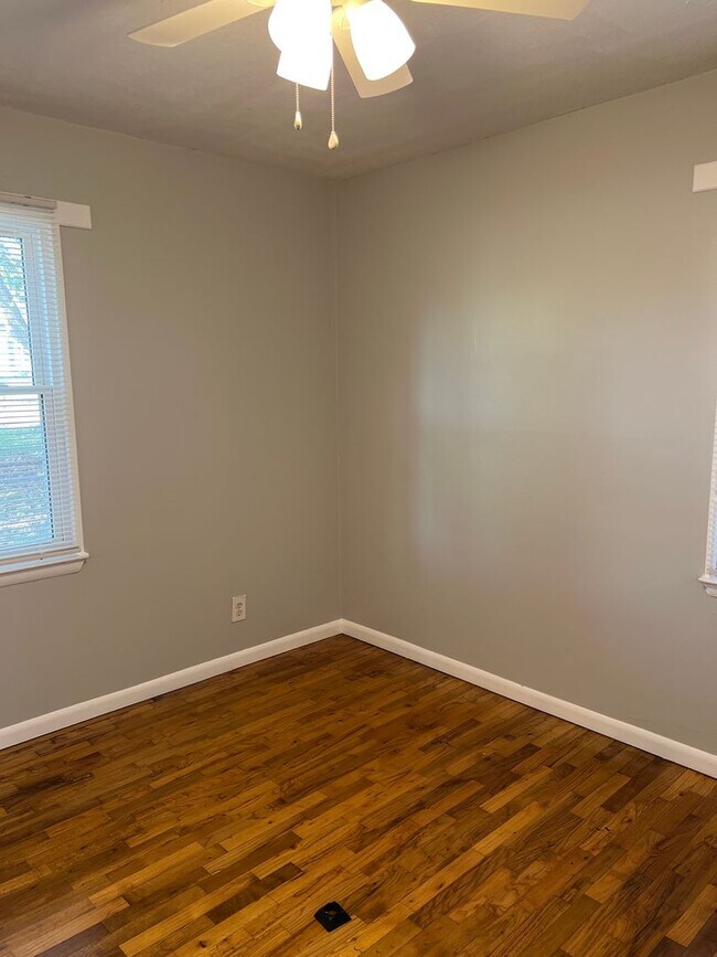 Building Photo - Don't miss out on this cozy home!