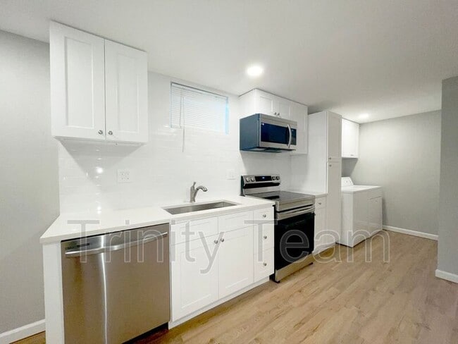Building Photo - 1381 Xanadu St