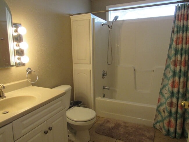 Building Photo - 4 bedroom lake view home