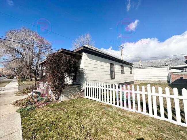 Building Photo - Charming 2-bedroom, 1-bathroom house near the Truckee river
