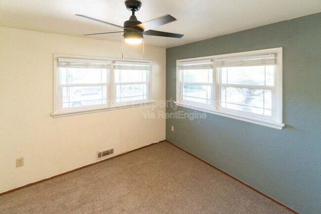 Building Photo - 4206 N Oak St