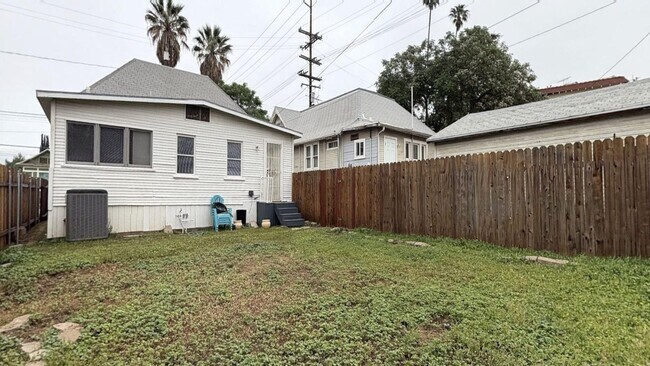 Building Photo - 256 Nordina St