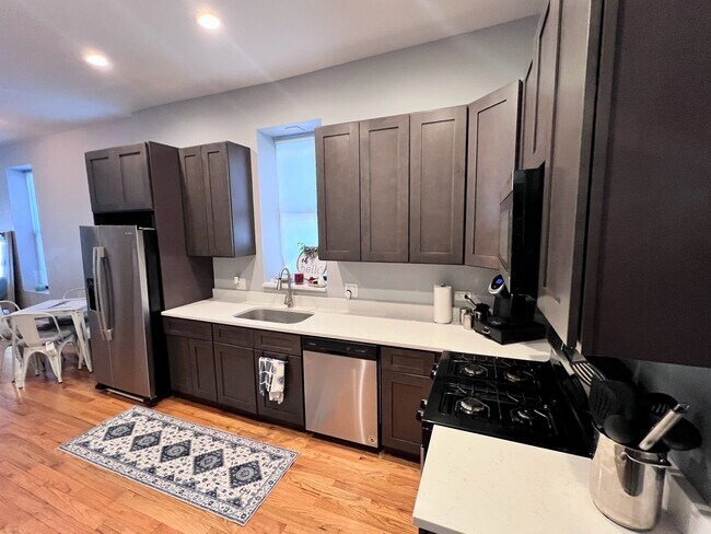 Building Photo - 113 S Paulina St