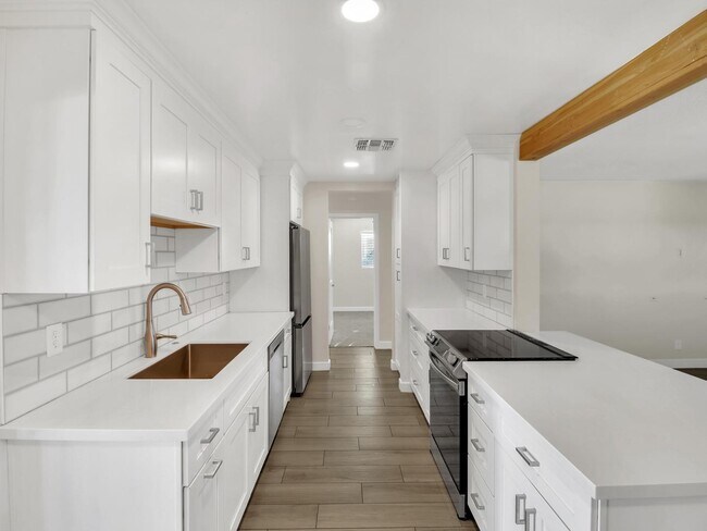 Building Photo - 544 W 17th Pl