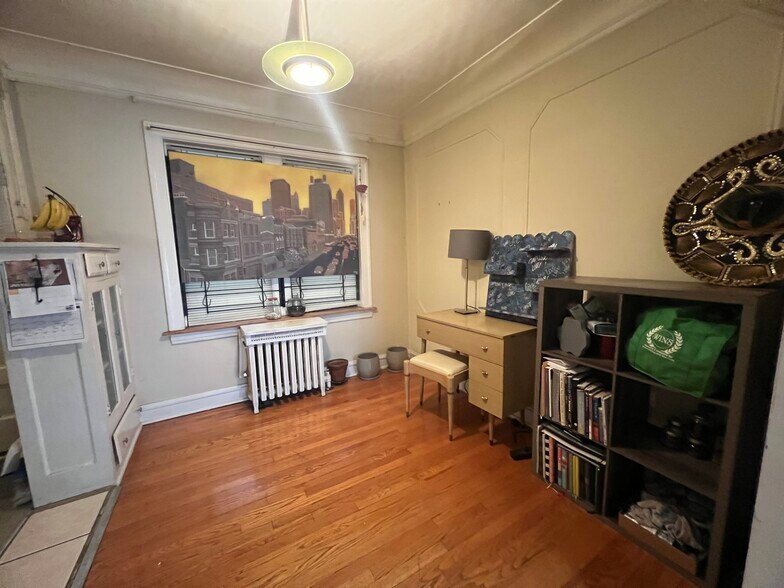 Building Photo - 2421 Lunt W Ave