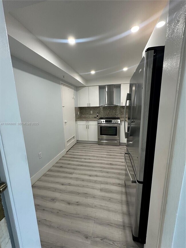 Building Photo - 400 Kings Point Dr