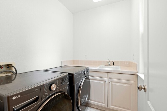 Building Photo - Spacious 3 Bedroom, 3 Bathroom Home with P...