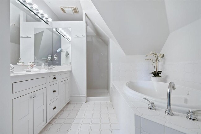 Building Photo - Historic Queen-Anne Style Home