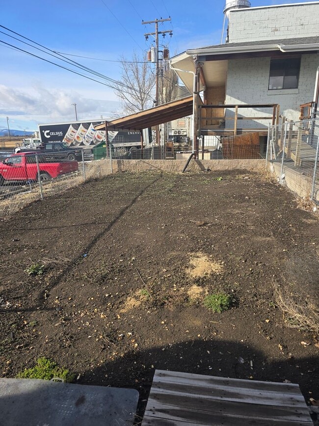 Building Photo - Cute 2 Bedroom