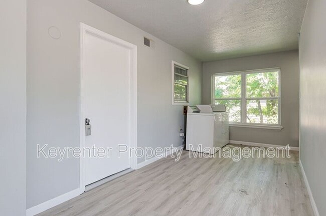 Building Photo - 1309 Crown Point Ave