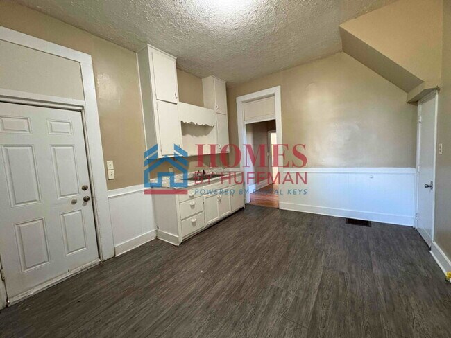 Building Photo - Three Bedroom House | Move in Ready