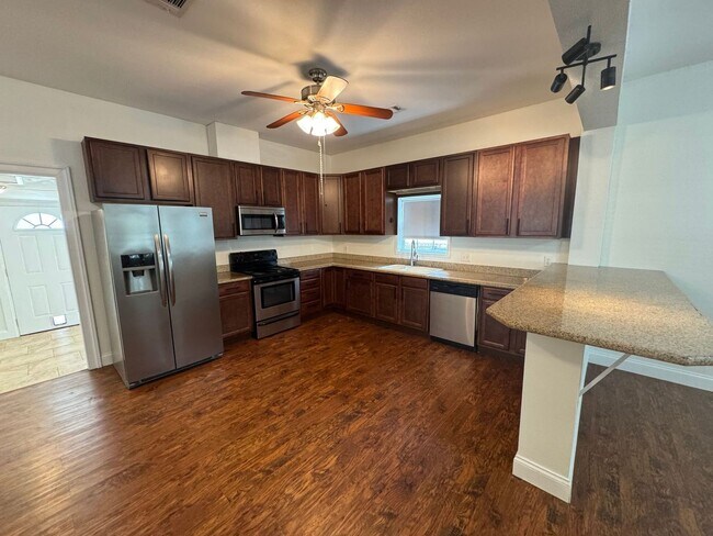 Building Photo - Pensacola - North Hill - 2 bed, 2 bath