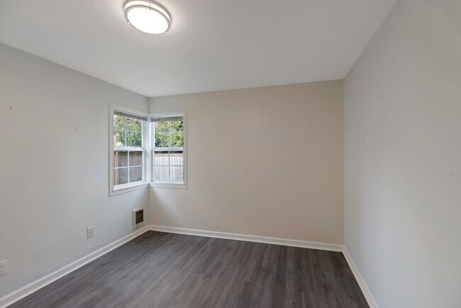 Building Photo - Short term Rental 6 month lease term only