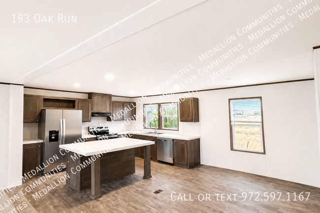 Building Photo - 193 Oak Run