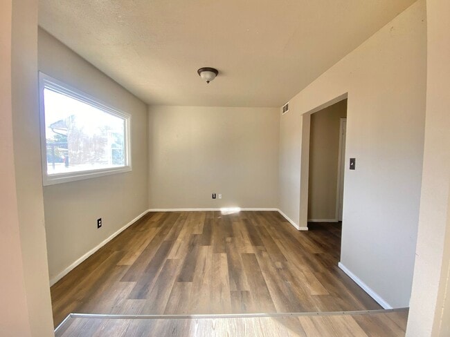Building Photo - Newly remodeled 3/2 home now available
