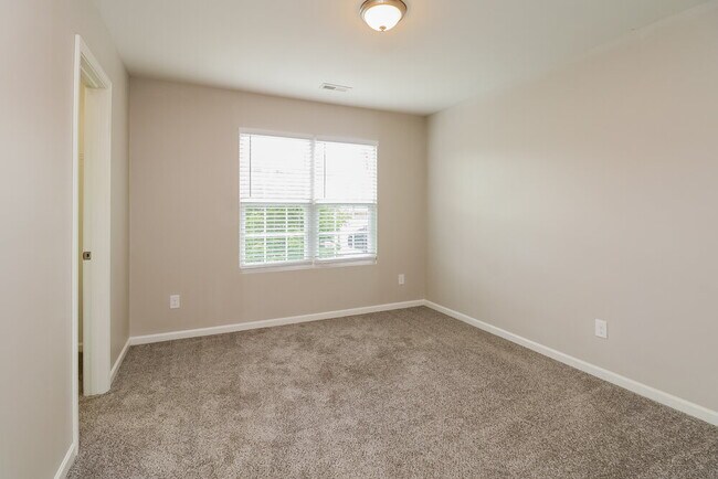 Building Photo - 137 Autumn Bluff Cir
