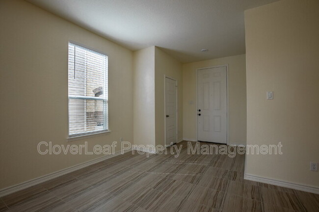 Building Photo - 571 Pebble Bend