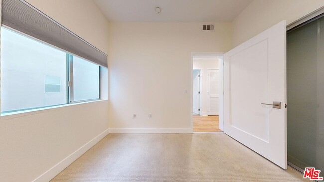 Building Photo - 4211 Redwood Ave