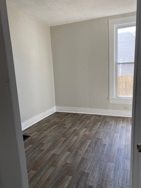 Building Photo - 2130 E Oak St