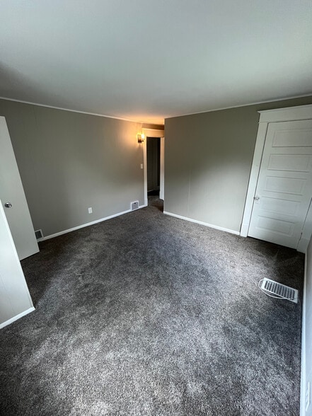 Building Photo - 101 Burr Oak St NE