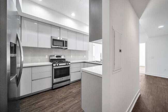 2BD, 2BA Kitchen - 2028 S Bentley