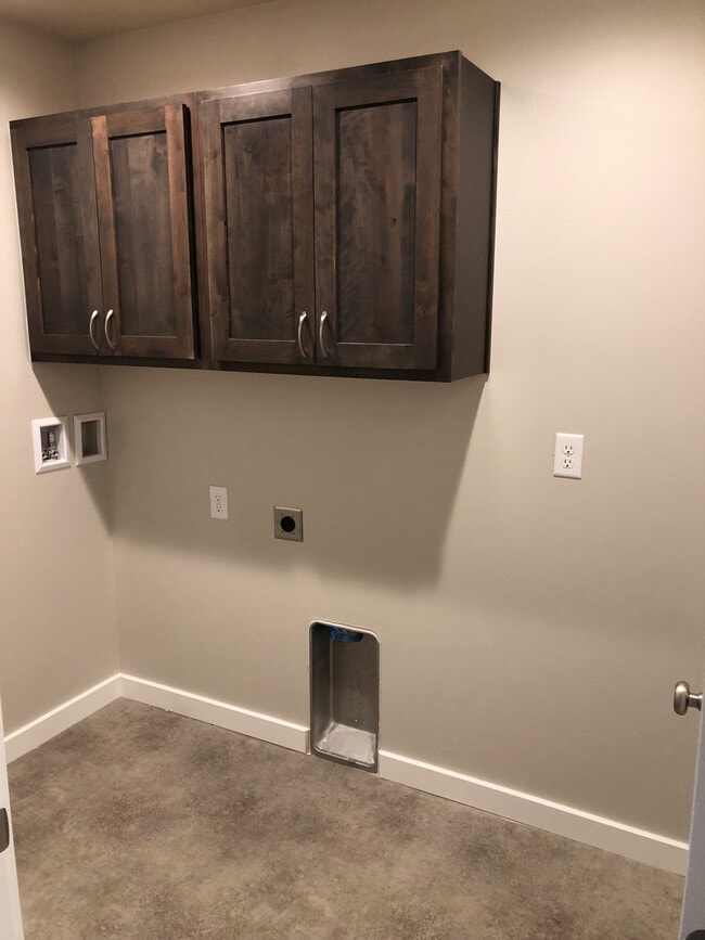 Building Photo - Modern Townhome with Heated Garage