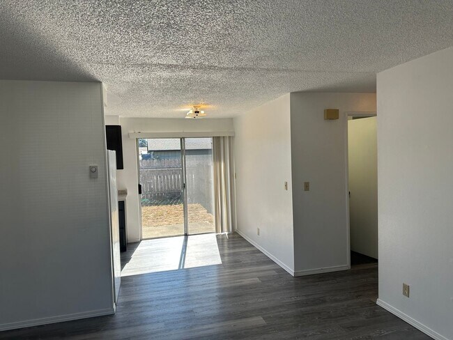 Building Photo - 2 bedroom 1 bath duplex in Springfield!