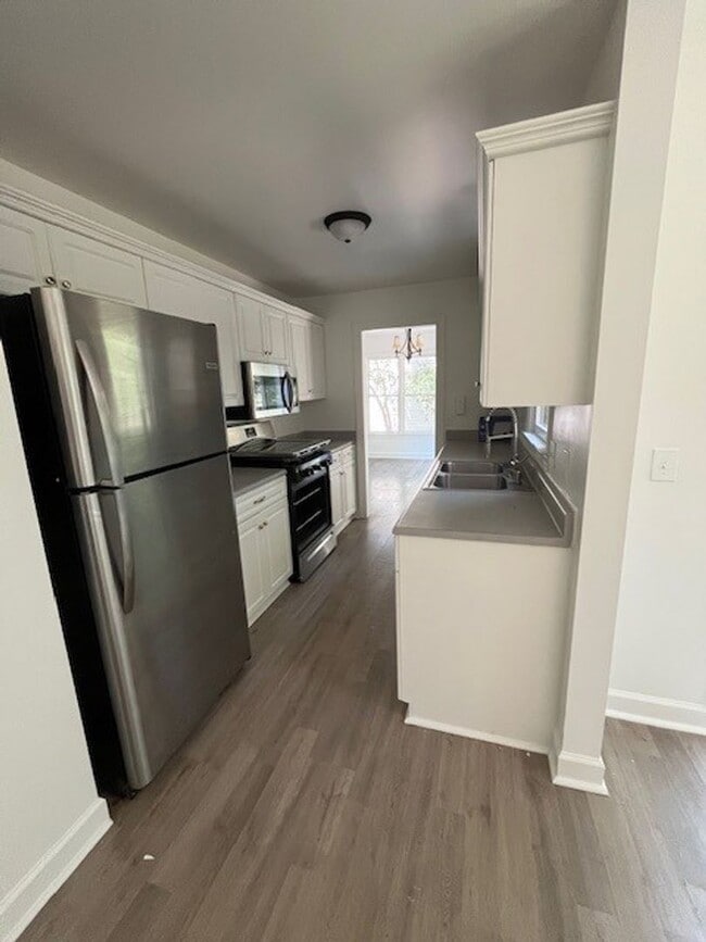 Building Photo - Two-Story Cape Cod- 3 Bed 2 Bath Greensbor...