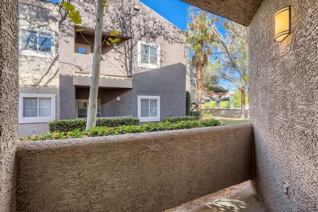 Building Photo - STUNNINGLY UPGRADED 2 Bedroom Condo In SPA...