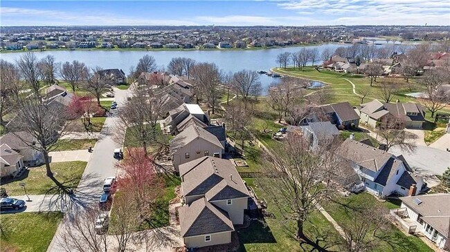 Building Photo - Huge Home in Raintree Lake!!!