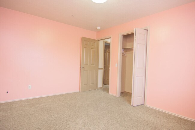 Building Photo - Really Nice 4 bedroom 3 Bath Home on Spacious Lot!