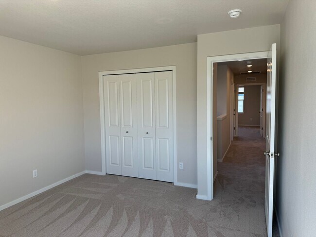 Building Photo - 4 bedroom 2.5 bathroom in Marcola Meadows!