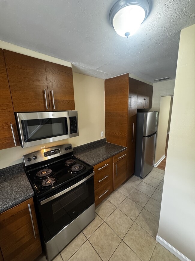 Building Photo - 127 Eaglewood Way