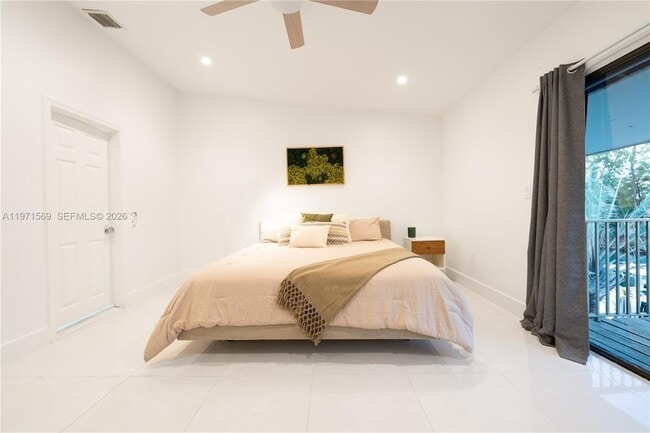 Building Photo - 3736 NE 166th St