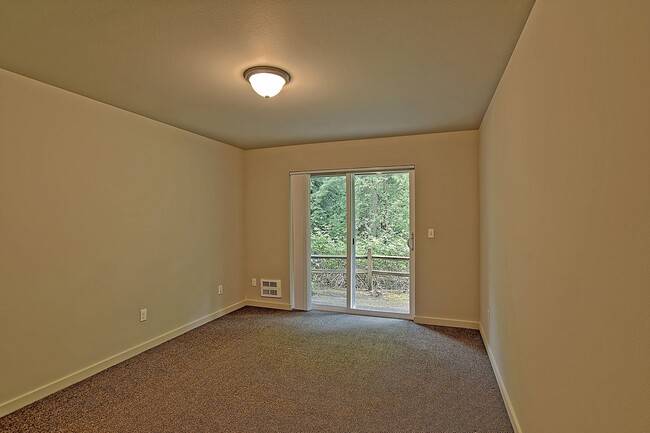 Building Photo - Near Silver Lake - Spacious 4 Bedroom Town...