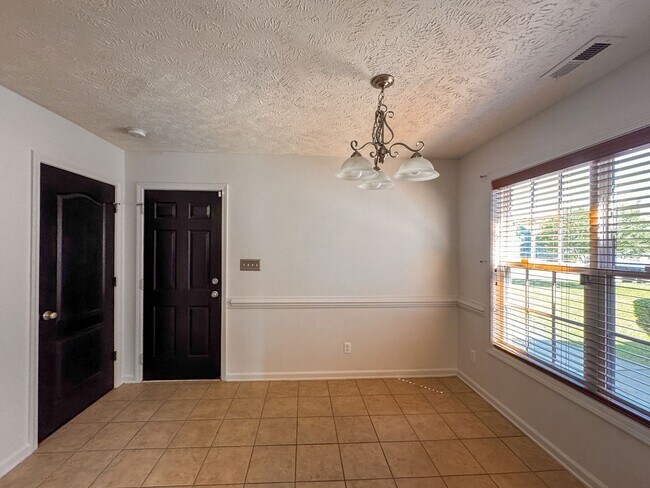 Building Photo - Lovely 4 Bed 2 Bath Home in Hope Mills