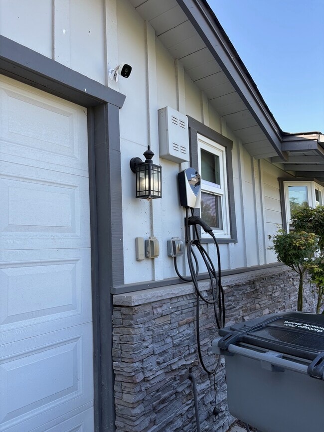 Building Photo - 141 W Twain Ave