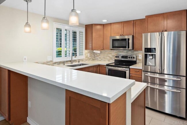 Building Photo - "Chic La Jolla 1BR Retreat: Spacious 710 S...